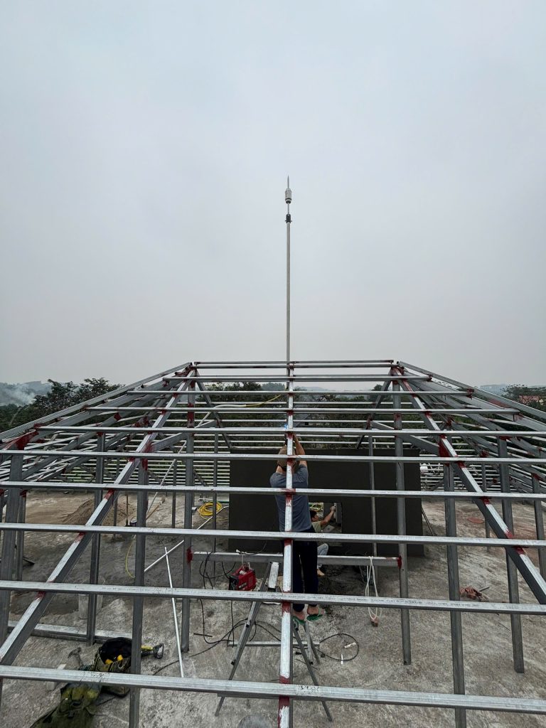 Lắp đặt kim thu sét và cột đỡ